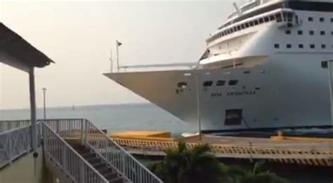 cruise ship hits pier
